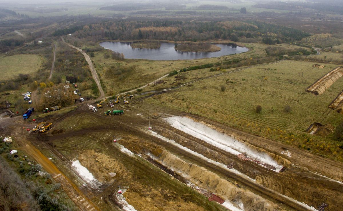 Tusindvis af aflivede mink bliver begravet på et militært øvelsesterræn tæt ved Holstebro. Hvordan det påvirker naturen, vil byrådet have klart svar på fra de nationale myndigheder.