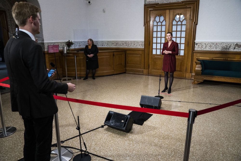 Statsminister Mette Frederiksen (S) nyder ikke samme tillid til sin håndtering af corona, som hun gjorde før minksagen begyndte at rulle i sidste uge.