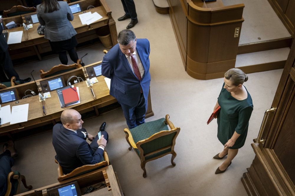 Manglende lovhjemmel i minksagen presser regeringen. I særdeleshed fødevareminister Mogens Jensen (i midten, red,) og statsminister Mette Frederiksen. (Arkivfoto)