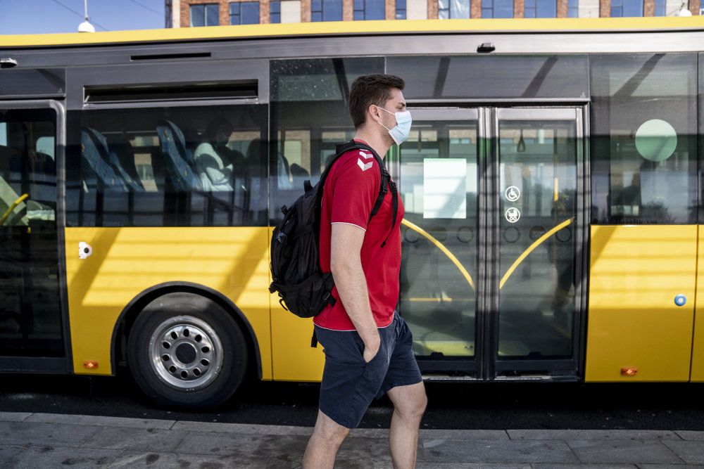 Undersøgelsen fra Passagerpulsen, som hører under Forbrugerrådet Tænk, viser, at over halvdelen af de adspurgte mener, at risikoen for at blive smittet med smitsomme sygdomme i den kollektive transport er høj. (Arkivfoto)
