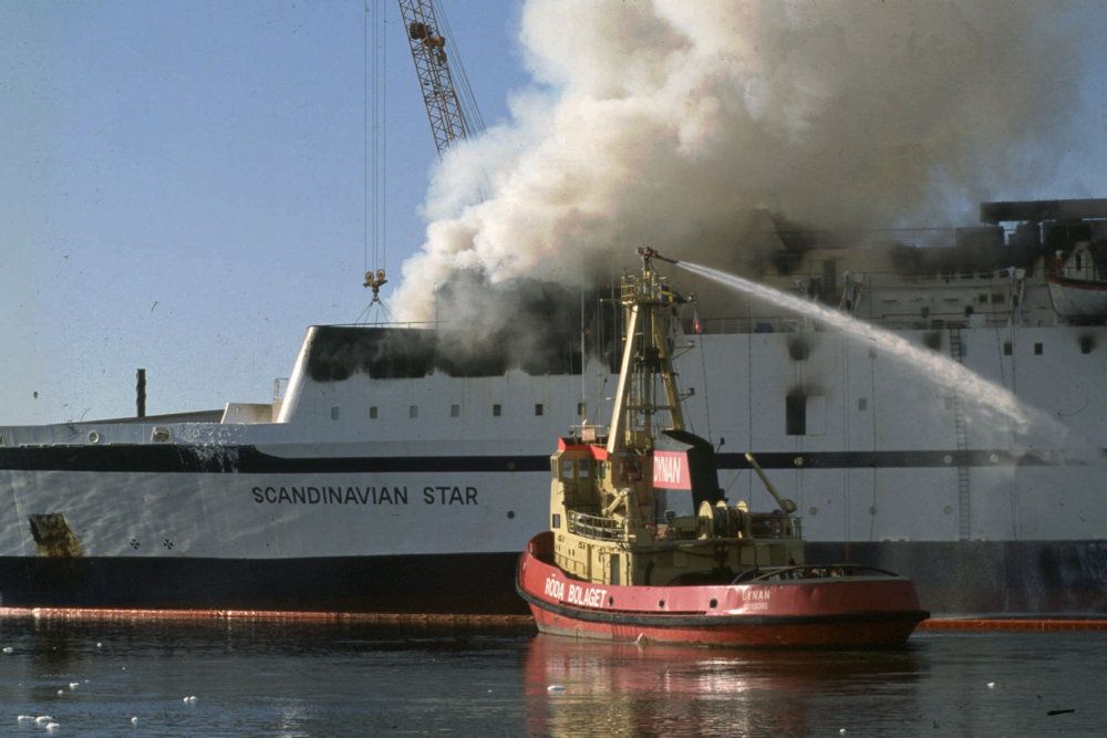 SCANDINAVIAN STAR brandte i 1990.