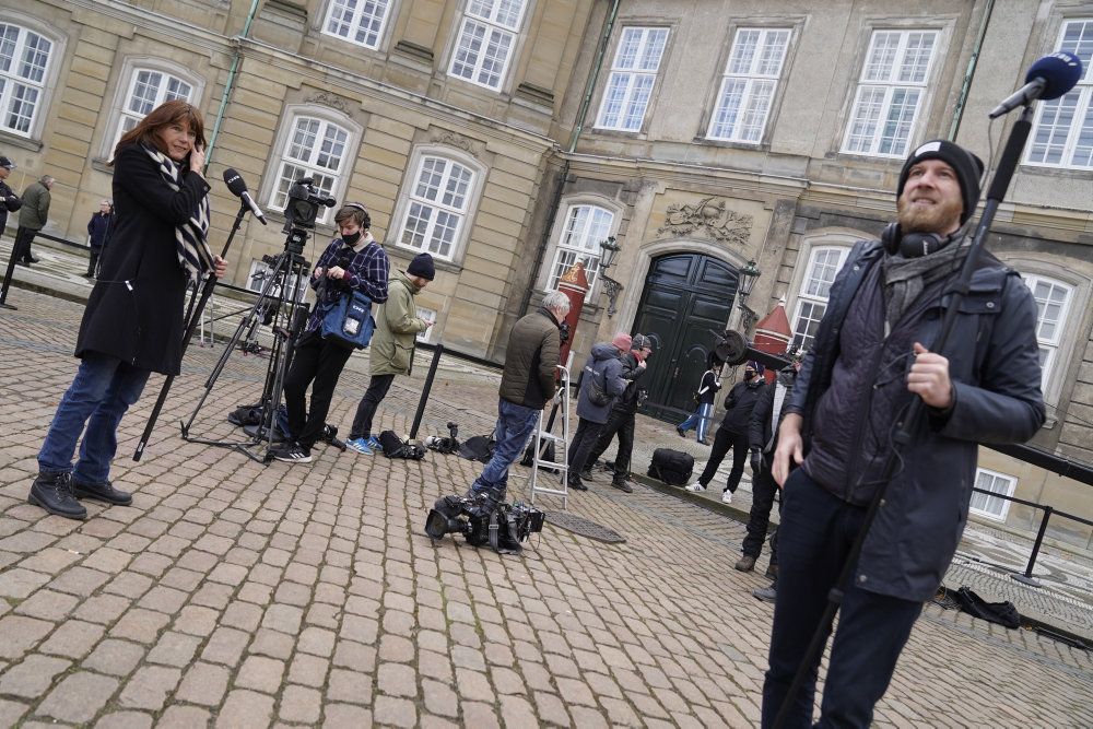 De fremmødte journalister og andet godtfolk ventede forgæves på statsminister Mette Frederiksen (S) torsdag formiddag foran Amalienborg.