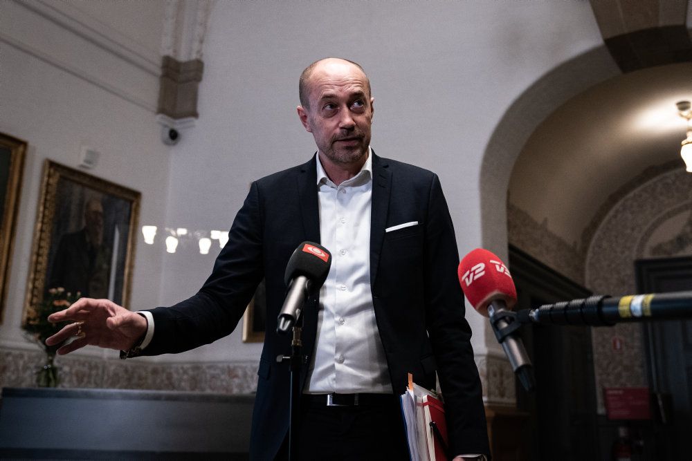 Blå partier har ikke kunnet få deres krav igennem, og derfor vil de ikke indgå aftale om forlængede restriktioner. Men der er ikke brug for politisk diskussion af de sundhedsfaglige anbefalinger, mener sundhedsminister Magnus Heunicke (S). (Arkivfoto)