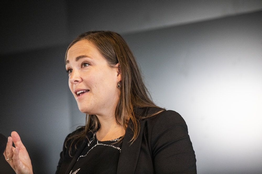 Social- og indenrigsminister Astrid Krag (S) er "meget enig" med Mette Frederiksen i forhold til ambition om flere adoptioner og tidligere anbringelser.