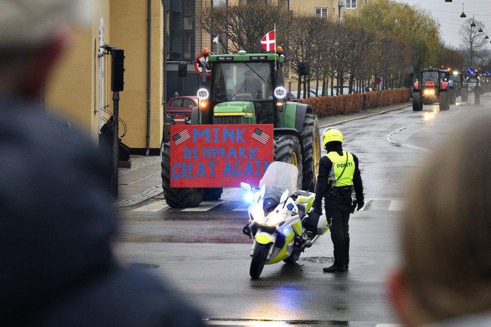 Landmænd kørte lørdag i traktor gennem København og Aarhus i en demonstration imod regeringens ageren i minksagen.