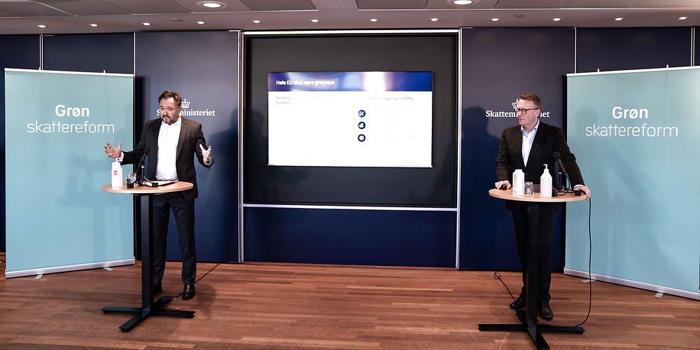 Trods store armbevægelser lykkedes det ikke klimaminister Dan Jørgensen (S) og skatteminister Morten Bødskov (S), på pressemødet mandag at overbevise interesseorganisationer og Folketingets øvrige partier om, at tiden ikke er moden til en ensartet CO2 afgift.