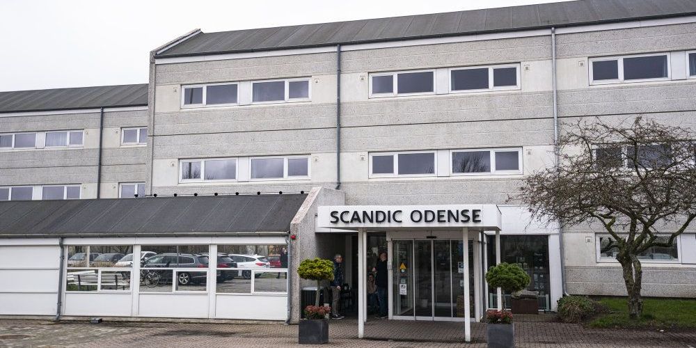 Antallet af beskæftigede på hoteller og restauranter er faldet med 9.000 siden februar. (Arkiv)