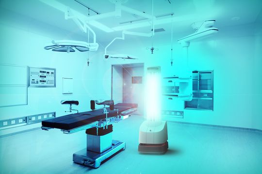 Robotten, der skal desinficere skoler, ses her på en hospitalsstue, hvor den fjerner vira og bakterier. (Arkiv)