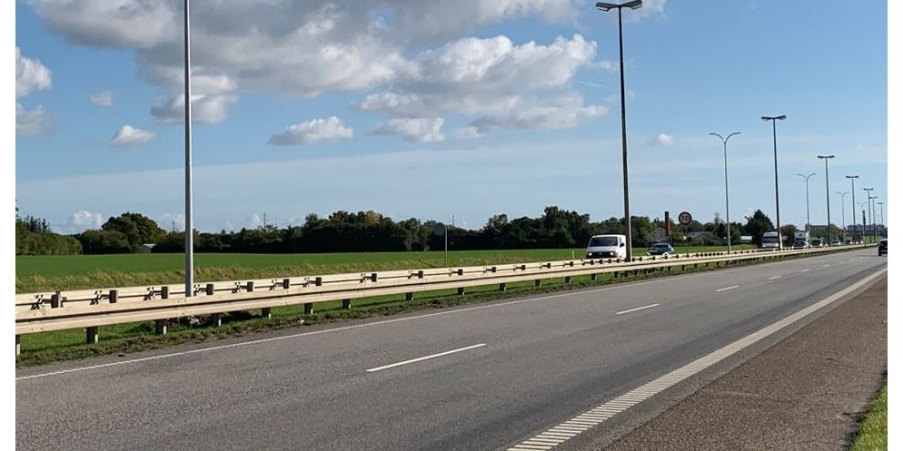Her på motorvejen i Ishøj vil der, inden året er omme, være lyst op af det moderne LED-lys.