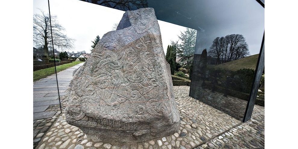 Fyrtårne som Jellingestenene (billedet) og Christiansfeld, der begge er på Unescos liste over verdensarv, vil fylde en del i det nye destinationssamarbejde mellem tre jyske kommuner. (Arkiv)