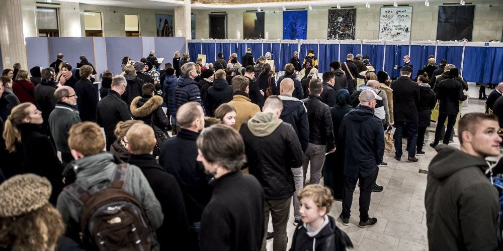 Hvis der ikke er en effektiv coronavaccine klar om et år, kan det blive nødvendigt at tage nye forholdsregler ved kommunalvalget for at mindske smitterisiko. Her er der fuldt hus på Frederiksberg Rådhus under regions- og kommunalvalget i 2017. (Arkiv) -