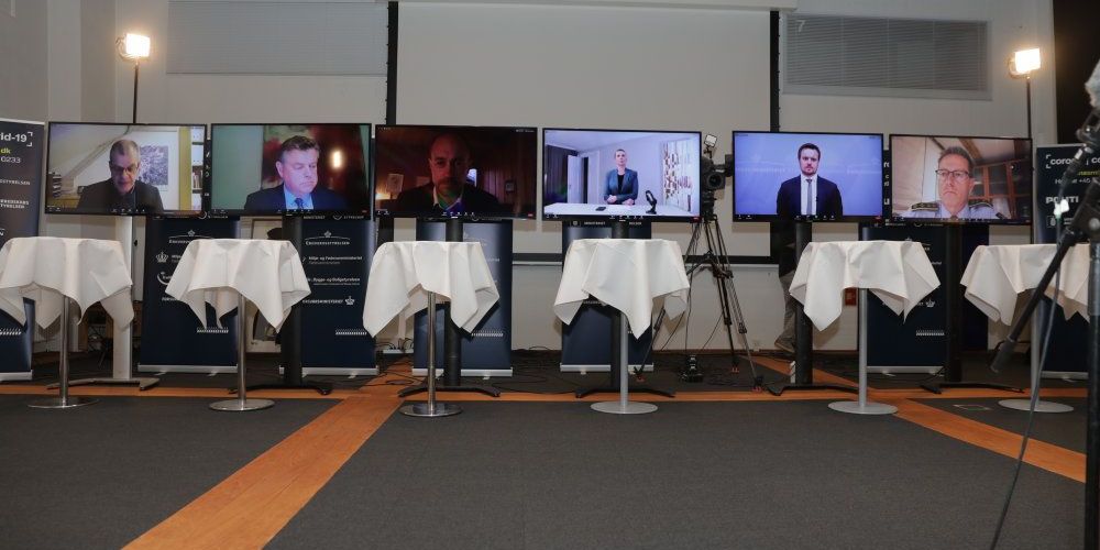 På et virtuelt pressemøde meddeler statsminister Mette Frederiksen (S), at alle danske mink skal aflives, og der bliver indført yderligere restriktioner for borgerne i nogle nordjyske kommuner. Det sker på grund af en mutation af coronavirus, der er sket i mink, og som er blevet overført til mennesker.