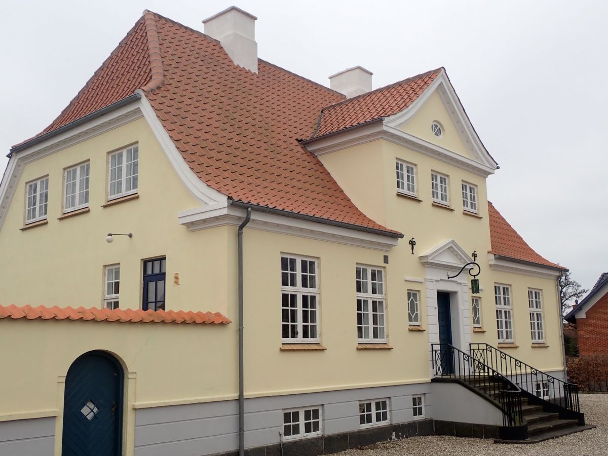 Ejeren af den fhv. gamle overlægebolig i Rudkøbing fik præmien i 2017 for omhyggelig og smuk rerstaurering. Boligen er opført i 1925 af den kendte og fine arkitekt Frits Jørgensen, Svendborg, i bedste Bedre Byggeskik-stil.
