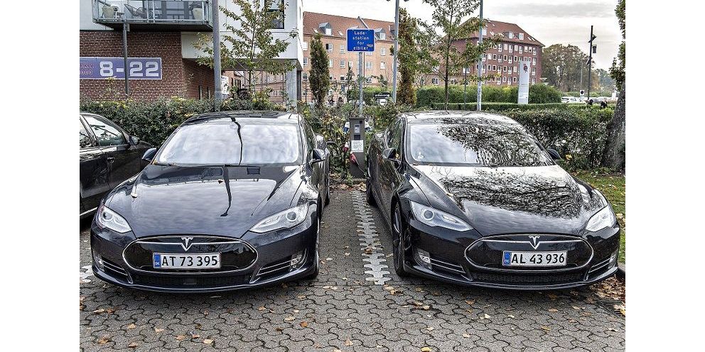 Bilisterne i byerne oplever ofte, at alle centrale parkeringspladser er optaget. Men med nye dynamiske skilte er der bedre tider på vej i flere byer. (Arkiv)