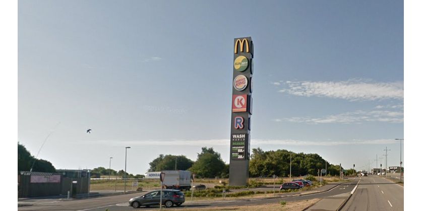 Pyloner med reklamer, som denne ved Fredericia, er i søgelyset hos Vejdirektoratet. Det er flere kommuner utilfredse med. (Arkiv)