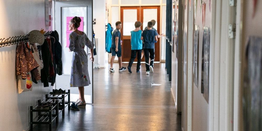 Der er færre elever i folkeskolen, som læser på højt niveau, viser resultater af de nationale test. Elever, der har forældre med en videregående uddannelse, klarer sig bedre i testen end elever, der har forældre med lavere uddannelsesniveau. (Arkiv)