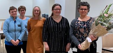 Det var fem stolte socialpædagoger, som i går fik en pris for deres arbejde blandt ældre og demente.