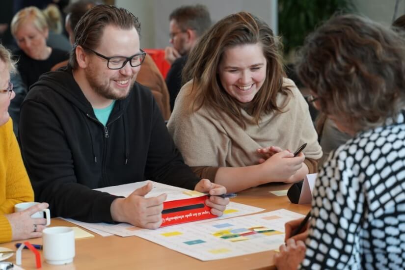 I Tønder Kommune forsøger ledere og medarbejdere i en åben dialog at løse arbejdsmiljø-problemer i stedet for de sædvanlige skriftlige arbejdspladsvurderinger.