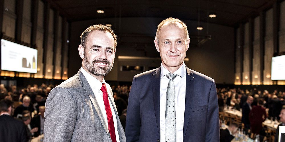 KL's formandsskab Jacob Bundsgaard og Martin Damm havde de dårligst tænkelige kort på hånden, da de fredag var til forhandlinger i Finansministeriet om covid-19 kompensation til kommunerne. Alligevel fik de en milliard kroner til værnemidler. Chefredaktør Arne Ullum giver i denne analyse en forklaring på det forløb i denne analyse.
