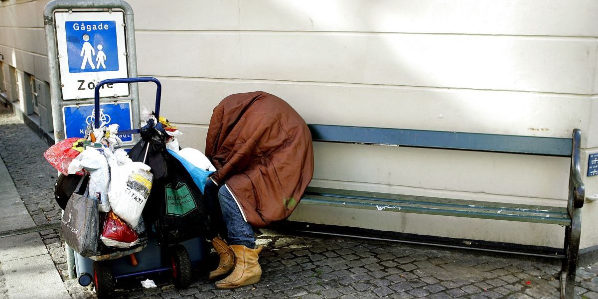Hjemløse og andre på kanten af arbejdsmarkedet kan få et socialt frikort. Ordningen er forlænget med to år.