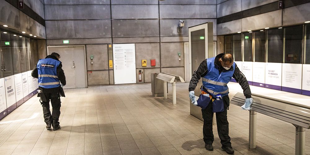 Ifølge kommunens interne budgetopfølgning har corona kostet Københavns Kommune 665 millioner kroner. Det er dermed den kommune, der har de største udgifter per indbygger. Her rengøres en af kommunens metrostationer for at overholde coronarestriktionerne.