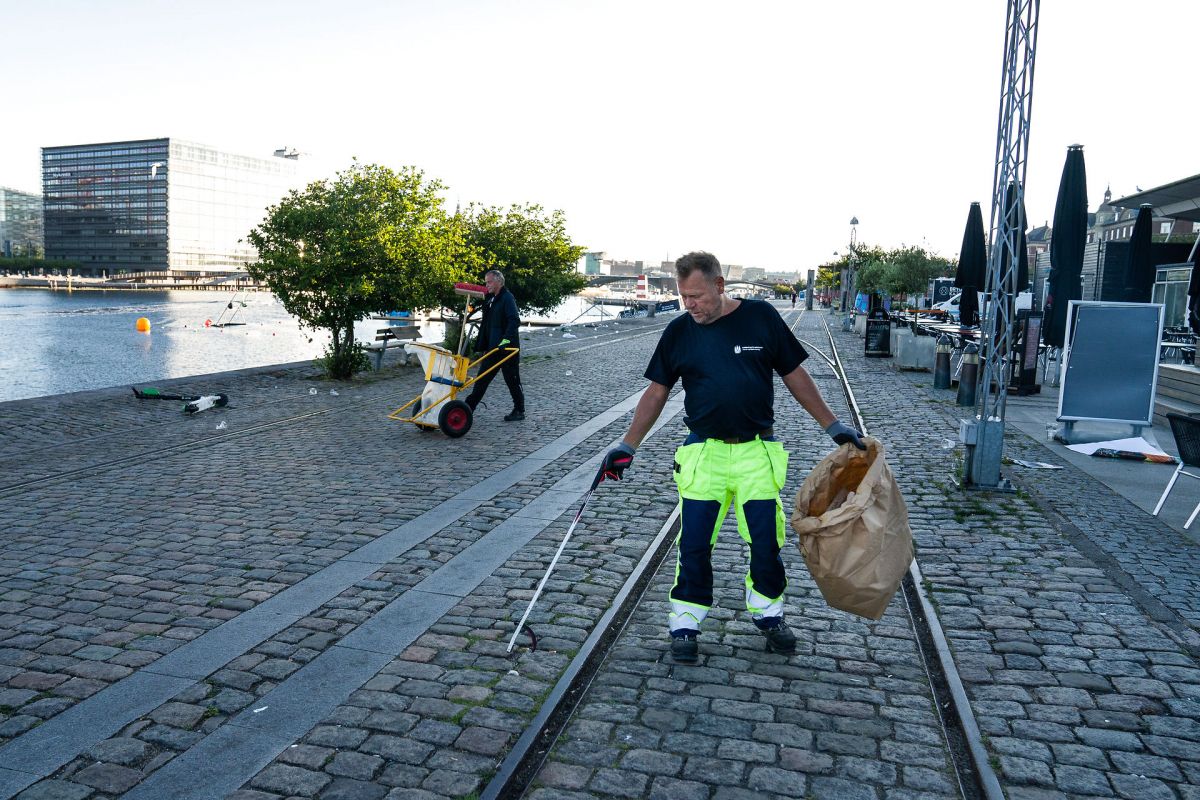 Kommunale vagter skal fremover kunne stikke folk en bøde, hvis de smider affald fra sig. Det mener to borgmestre i København. Fotoet er fra hovedstaden, hvor der i sommer var store problemer med henkastet affald og larm til langt ud på natten.