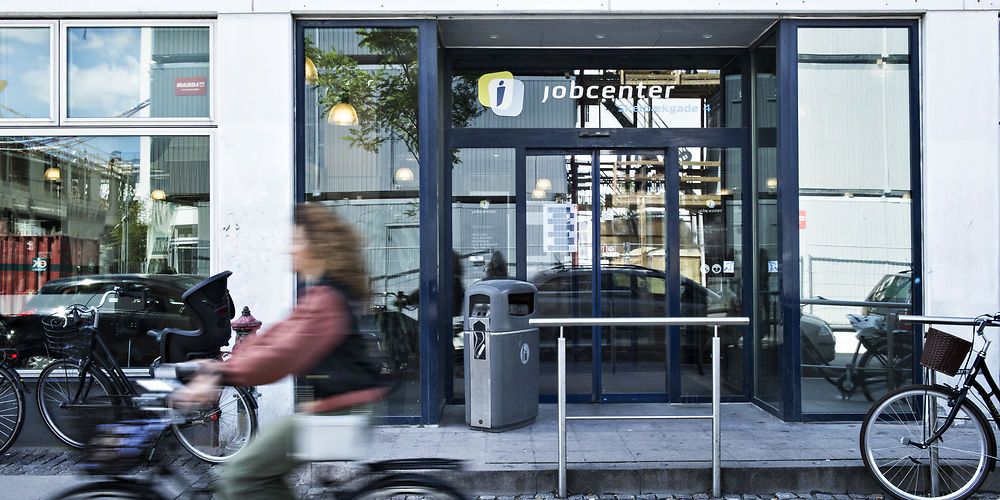 Der har været fart på landets jobcentre mens corona har haft tag i samfundet. Antallet af ledige på kontanthjælpsydelser er således faldet mærkbart siden februar.