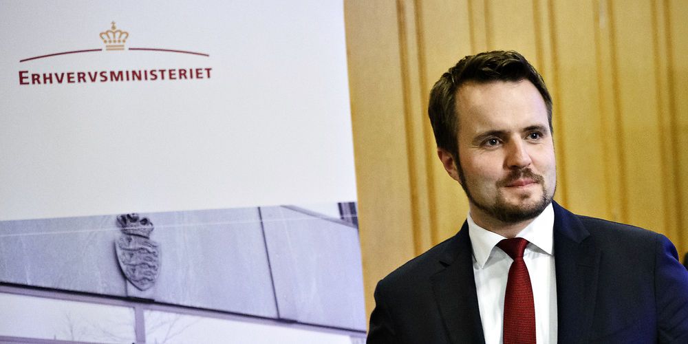 (Arkiv) Hjælpepakken til mindre virksomheder, kultur, idræt og små selvstændige blev forhandlet med erhvervsminister Simon Kollerup (S) for bordenden. Øvrige partier bag aftalen er Venstre, De Konservative, De Radikale, SF, Enhedslisten og Alternativet.