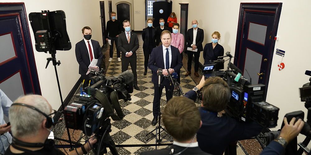 Et bredt flertal i Folketinget præsenterede onsdag på coronasikker vis en aftale, der samlet vil stimulere Danmarks økonomi med over 25 milliarder kroner. Langt størstedelen af beløbet kommer af, at man udbetaler danskernes indefrosne feriepenge til marts.