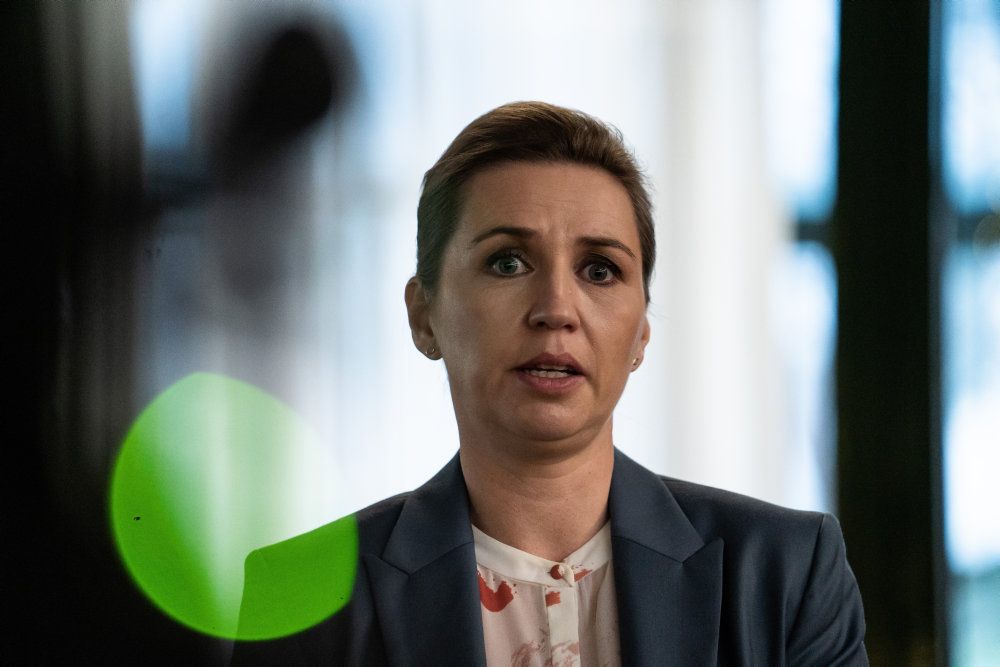 Smitten med coronavirus stiger i Danmark, og det er bekymrende, skriver statsminister Mette Frederiksen (S) på Facebook lørdag. Det bliver derfor overvejet "kraftigt, om der er behov for at skræpe restriktionerne endnu mere". (Arkivfoto)