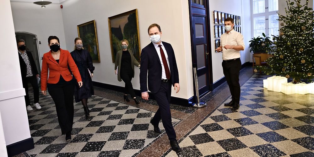 Regeringen og de røde støttepartier har de seneste uger delt julegaver ud til danskerne for et tocifret milliardbeløb. Men det store offentlige forbrug kan ikke vare ved, og alt tyder på, at livremmen må spændes ind allerede i 2021.