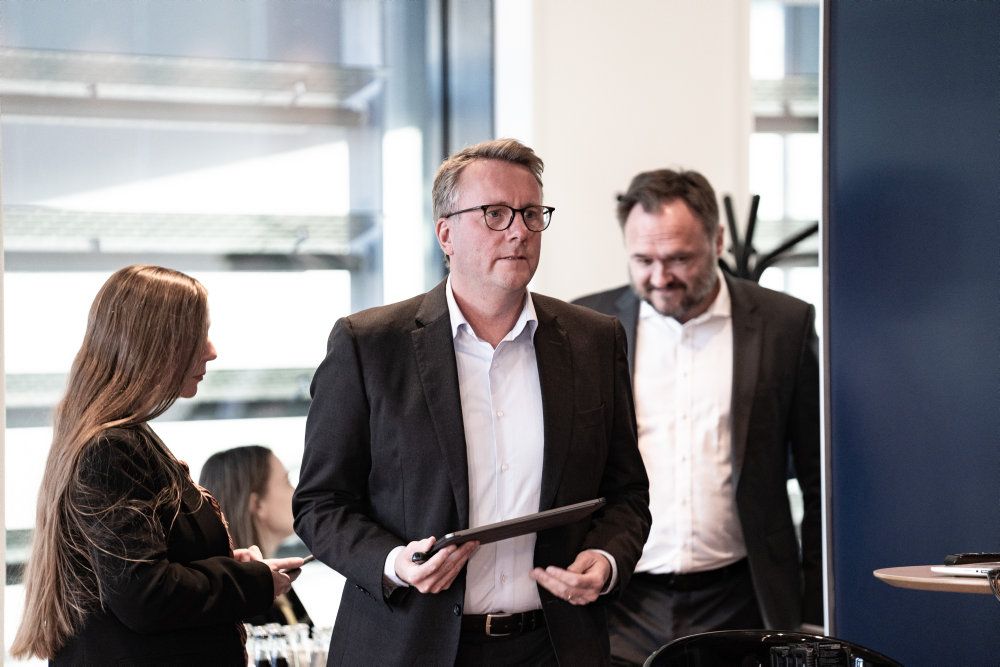 Skatteminister Morten Bødskov (forrest) og klimaminister Dan Jørgensen (begge S) vil til forhandlingerne om en grøn skattereform blive mødt med et krav fra Radikale Venstre, Konservative og Venstre om en CO2-afgift. (Arkivfoto)