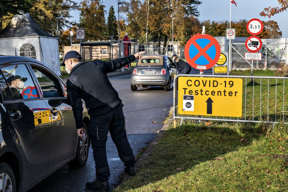 Efterspørgslen på at få taget en coronatest stiger typisk, efter at der bliver meldt nye restriktioner ud. Ved flere testcentre har der mandag været timelange køer. (Arkivfoto).