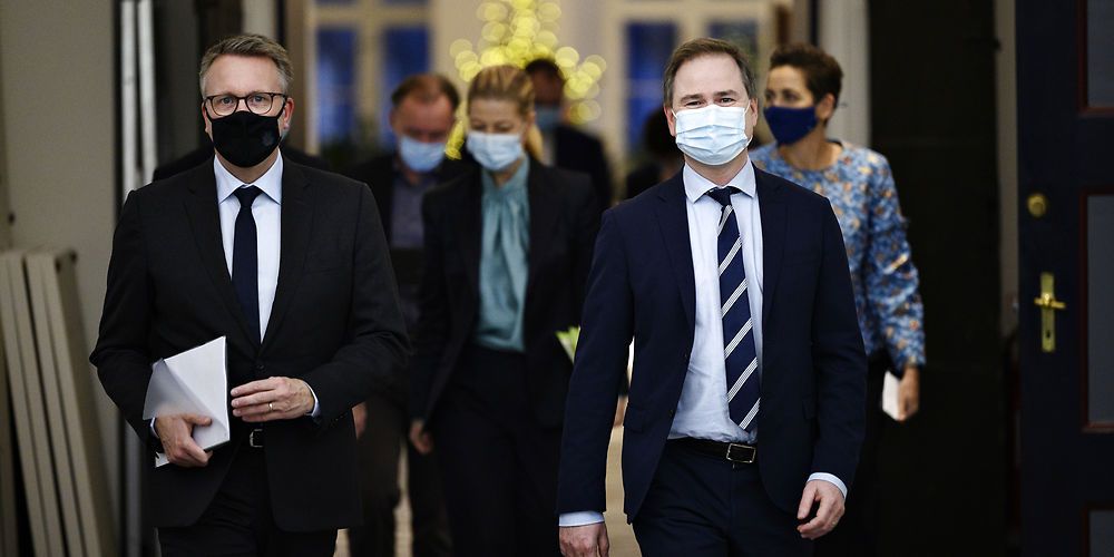 Finansminister Nicolai Wammen (t.h.) og skatteminister Morten Bødskov fik tirsdag en aftale om en grøn skattereform på plads med et bredt forlig. 6 milliarder i finansiering til aftalen betyder, at fremtidige grønne initiativer sandsynligvis kommer til at koste på enten velfærden eller skattebilletten.