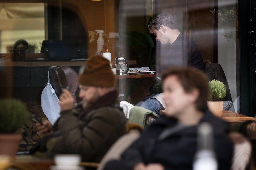 For at få smittespredningen under kontrol skal restauranter, barer og cafeer i 38 danske kommuner lukke fra onsdag 9. december. (Arkivfoto)