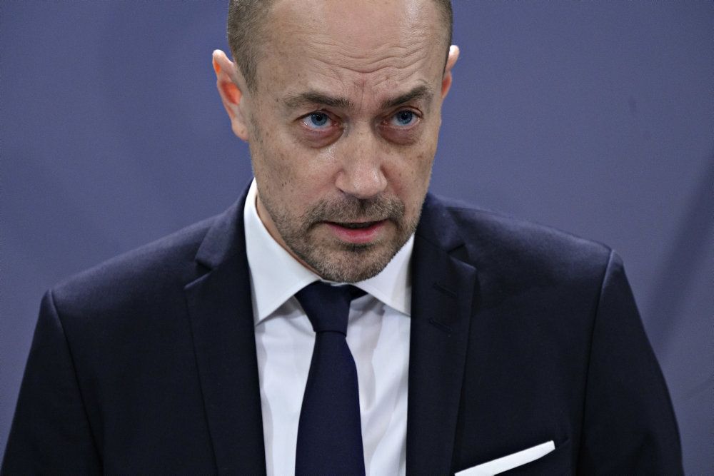 Sundheds- og ældreminister Magnus Heunicke (S) siger, at han er klar til at se på, hvordan ældre kan få mere besøg i julen.