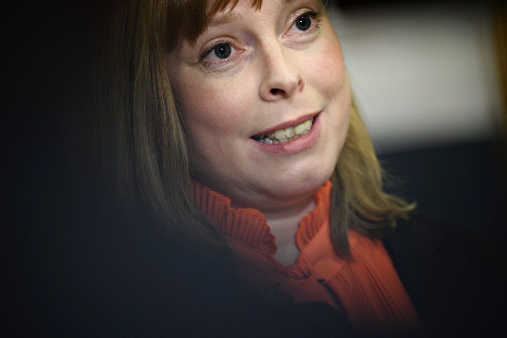 Kulturminister Joy Mogensen (S) beklager, at det har taget den tid, det har, at ændre en omdiskuteret støtteordning, hvor kunstnere har skullet fremlægge kontrakter, der viser aktiviteter, der ikke er blevet til noget i efteråret på grund af coronarestriktioner.