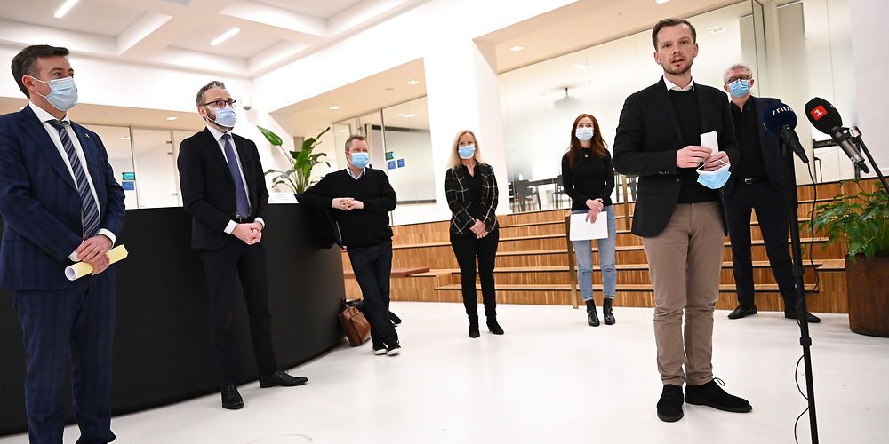 Beskæftigelsesminister Peter Hummelgaard (S) præsenterede fredag middag en ny aftale om ressourceforløb. Ud over ministeren er det fra venstre: Hans Andersen (V), Ole Birk Olesen (LA), Henrik Møller (S), Birgitte Bergman (K), Samira Nawa (RV) og Karsten Hønge (SF).