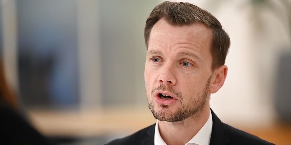 Tidsfristen på et halvt år for en virksomhedspraktik eller en anden aktiv indsats på ressourceforløb. Ellers risikerer kommunerne skærpet tilsyn, siger beskæftigelsesminister Peter Hummelgaard (S).