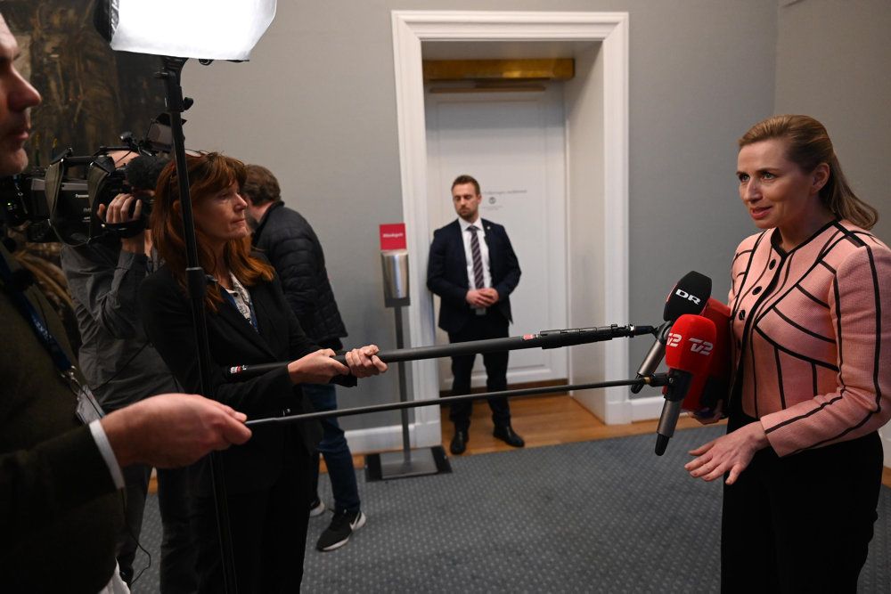 Statsminister Mette Frederiksen (S) har svært ved at skjule smilet, når snakken falder på de kommende covid-19-vaccinationer.