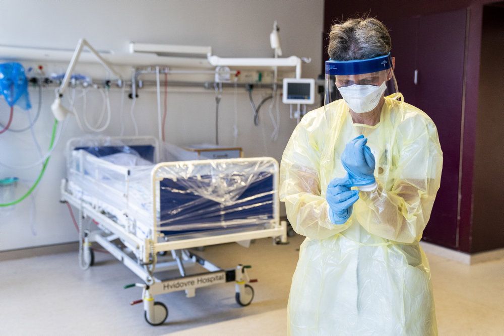 Ledende oversygeplejerske på infektionsmedicinsk afdeling, Helle Ingmer, ifører sig det beskyttelsesudstyr. (Arkivfoto).
