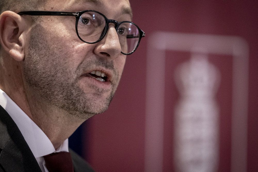 Fødevareminister Rasmus Prehn er lettet over, at opgravningen af mink ved Viborg og Holstebro kan foregå uden forudgående vvm-undersøgelse. Det kunne have forsinket processen med seks til tolv måneder. Der vil dog stadig gå flere måneder, og det vil kostet et trecifret millionbeløb, før minkene er gravet op.