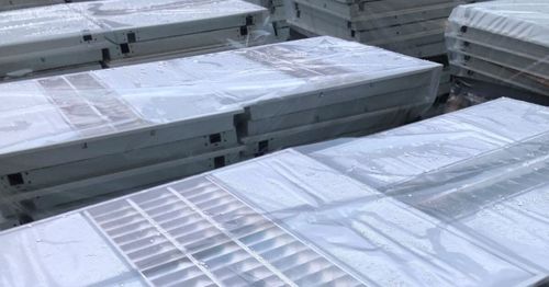 Rigtig mange byggematerialer kan genanvendes, og med bygcirkulært.dk bliver det nemmere. Her er det 400 gamle lysarmaturer, som man normalt ville have smidt ud. Men via et samarbejde med Fischer Lighting endte de alle med at blive genanvendt.