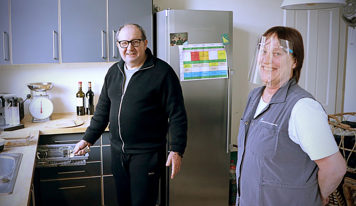 Yvonne Wagner hjælper Bernard Laux med at holde sig på sporet, når han tømmer opvaskemaskinen.