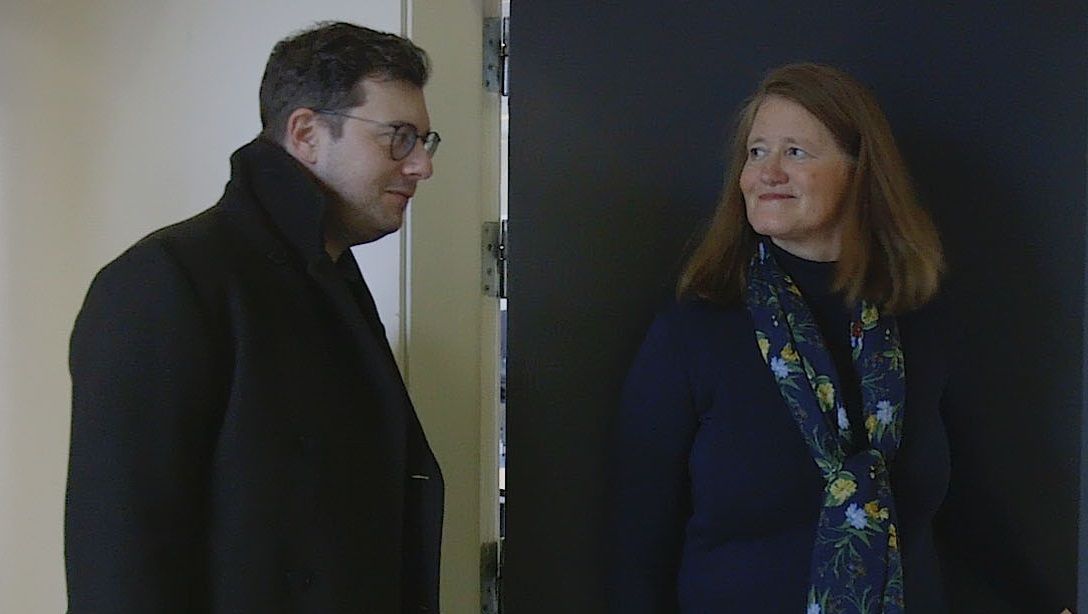Mange borgere føler sig beklemt, når de skal mødes med et rehabiliteringsteam. Fotoet er fra den nye film, hvor en mandlig skuespiller agerer borger, mens alle andre i filmen optræder som sig selv.