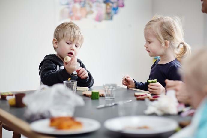 Skal mit barn have madpakke med, eller skal daginstitutionen sørge for frokosten? Det spørgsmål skal forældre til 18.000 børn svare på.