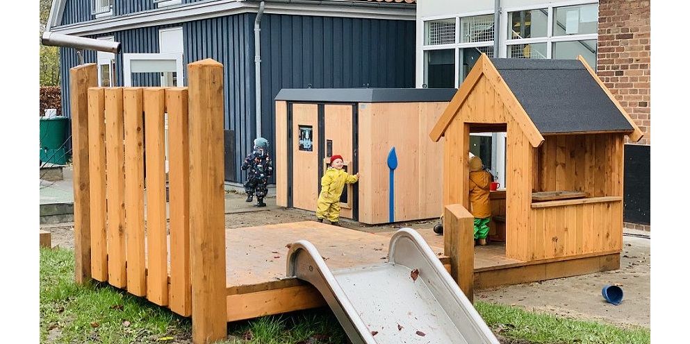 Legepladsen ved Børnehuset Saxen i Gladsaxe er blevet udvidet med nye legeelementer – heriblandt legehus, udkigspost med rutsjebane, talerør og muligheder for vandleg.
