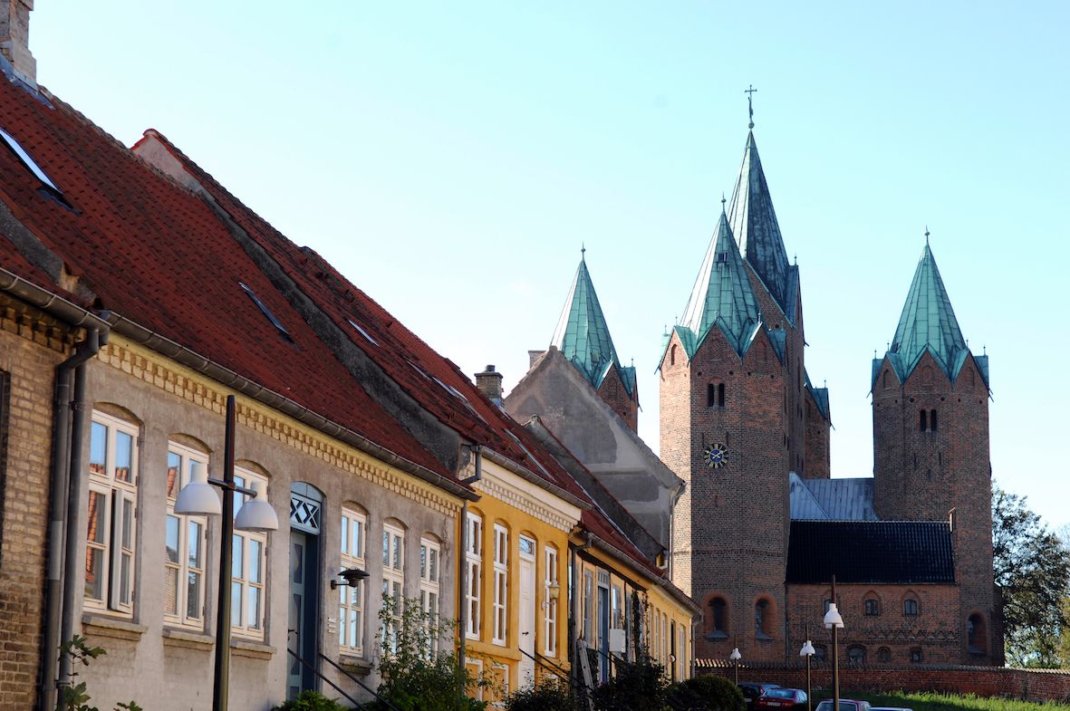 Nye relationer i Kalundborg mellem naboer kan opstå, når publikum opfordres til at slå følge med en ”ukendt” eller ny ven. Samskabelse og inddragelse er derfor de bærende elementer i kulturpakker for ældre.