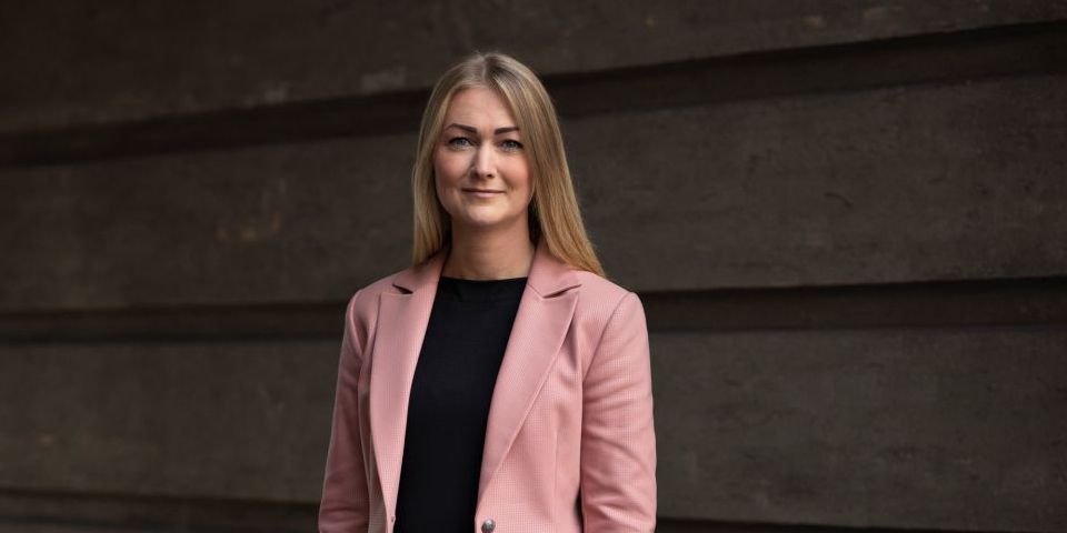 "Vi skal i gang med det samme," siger forbundssekretær i FOA, Helena Mikkelsen. Det haster med at få ledige i uddannelse som SOSU-medarbejder. Ifølge finansloven kan de i 2021 få 110 procent af dagpengene, hvis de uddanner sig som social- og sundhedsassistent eller i grønne uddannelser.