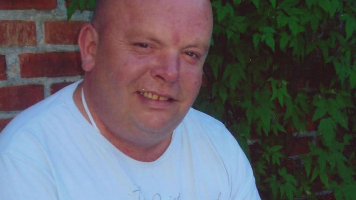 Lennart Henriksen blev fundet død foran sin rehabiliteringsbolig tidligere i år, nu rejser familiens advokat erstatning på baggrund af brud på menneskerettighedskonventionen. Sagen er blandt andet blevet dækket af TV2 Lorry.